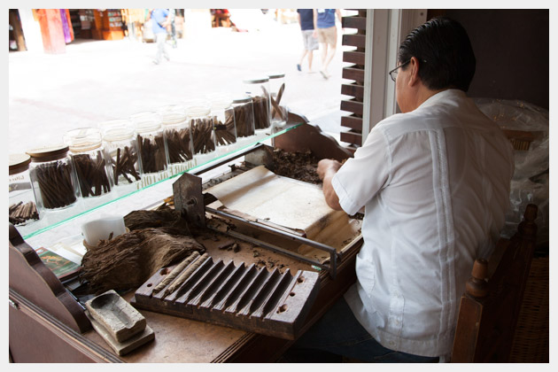 Cigar Maker in Playa Del Carmen