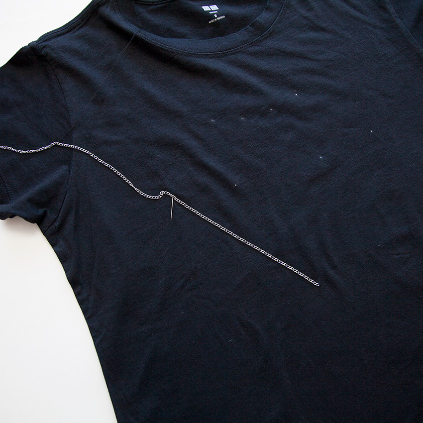 Tee with Chains chalk dots