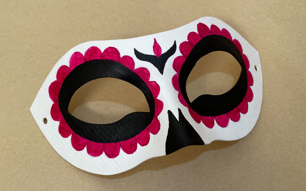 Dia de los Muertos maske malede lyserøde kronblade færdig